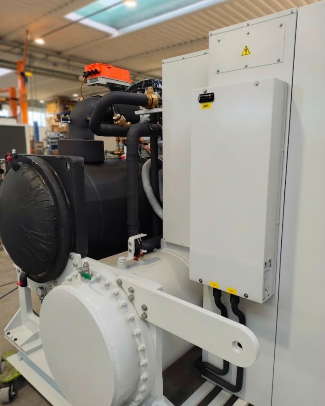 Detail of the compressor and electrical panel of the chiller