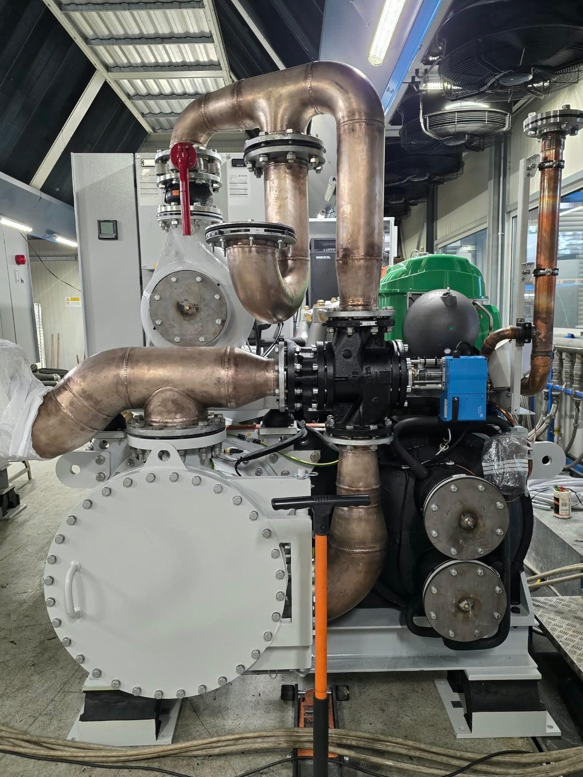 Detail of the chiller piping and valves under test