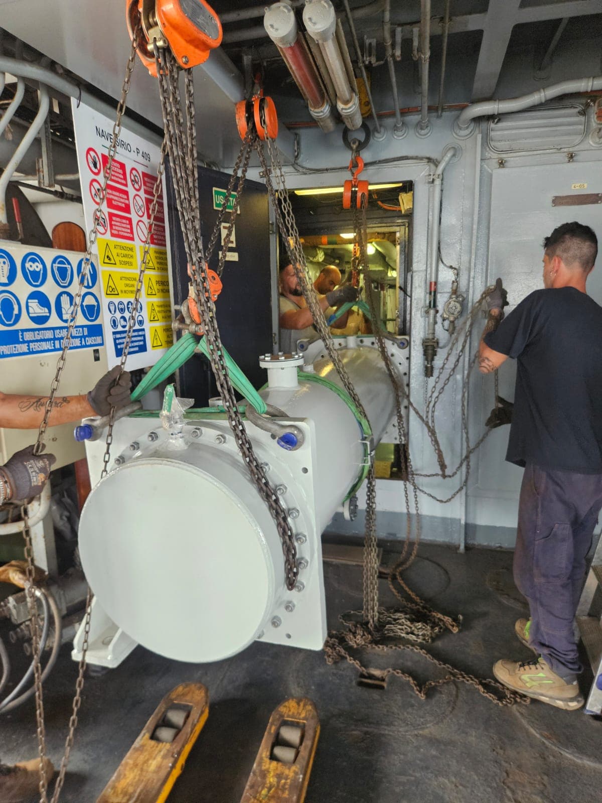 Loading the heat exchanger on board the ship