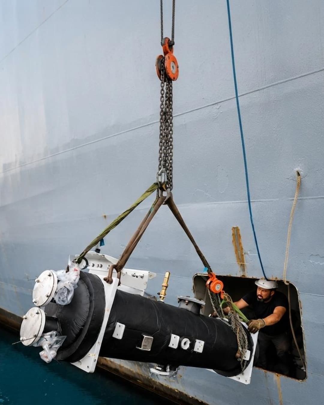 Hoisting a chiller component on board ship