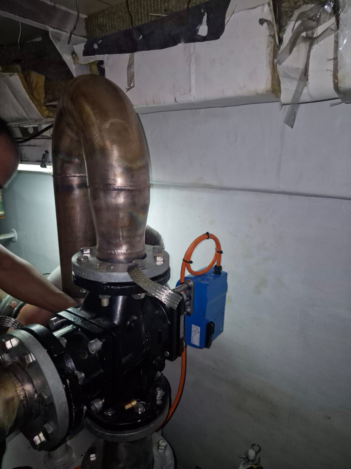 Motorised valve on piping