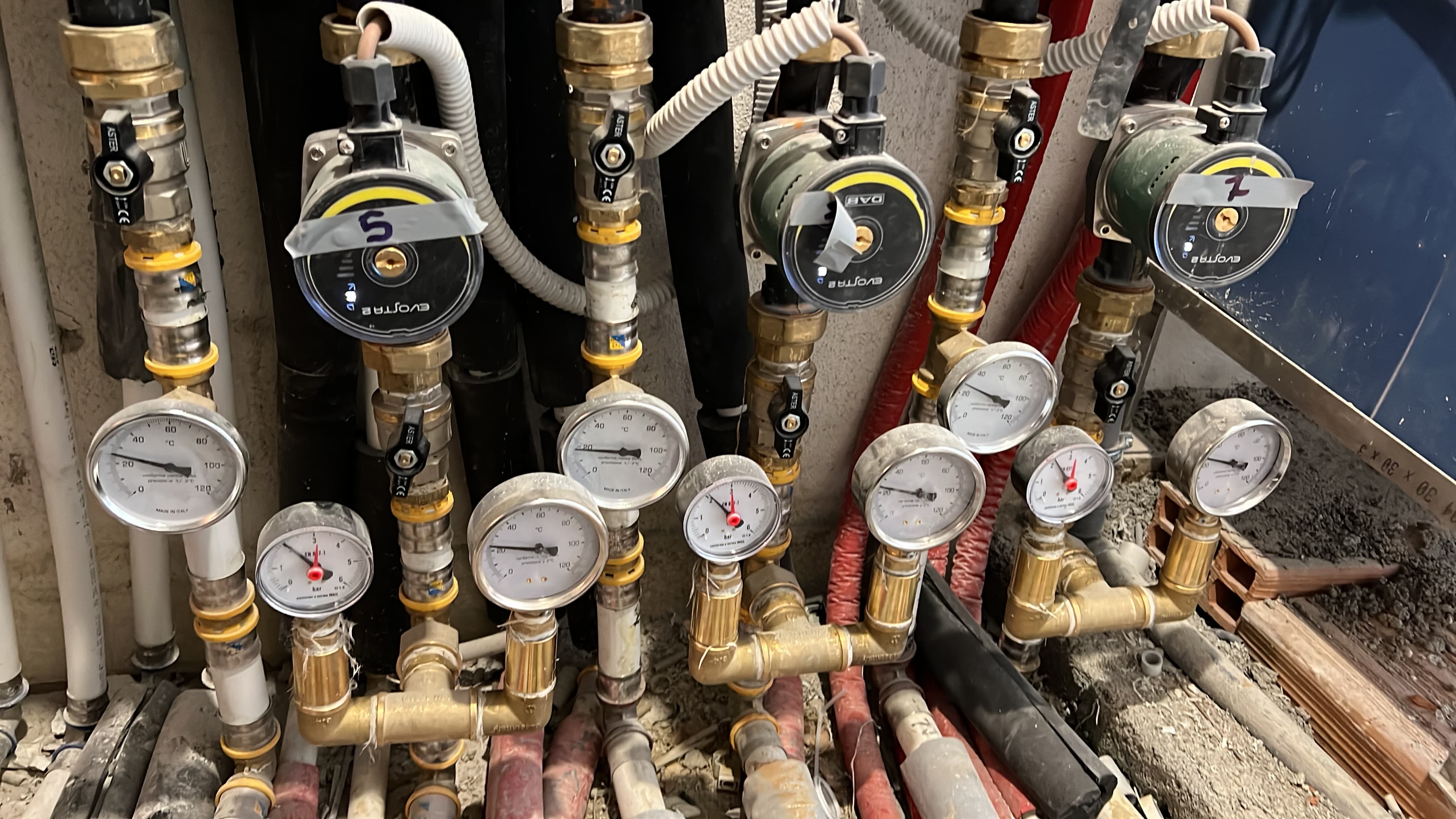 Manifold with pumps and pressure gauges