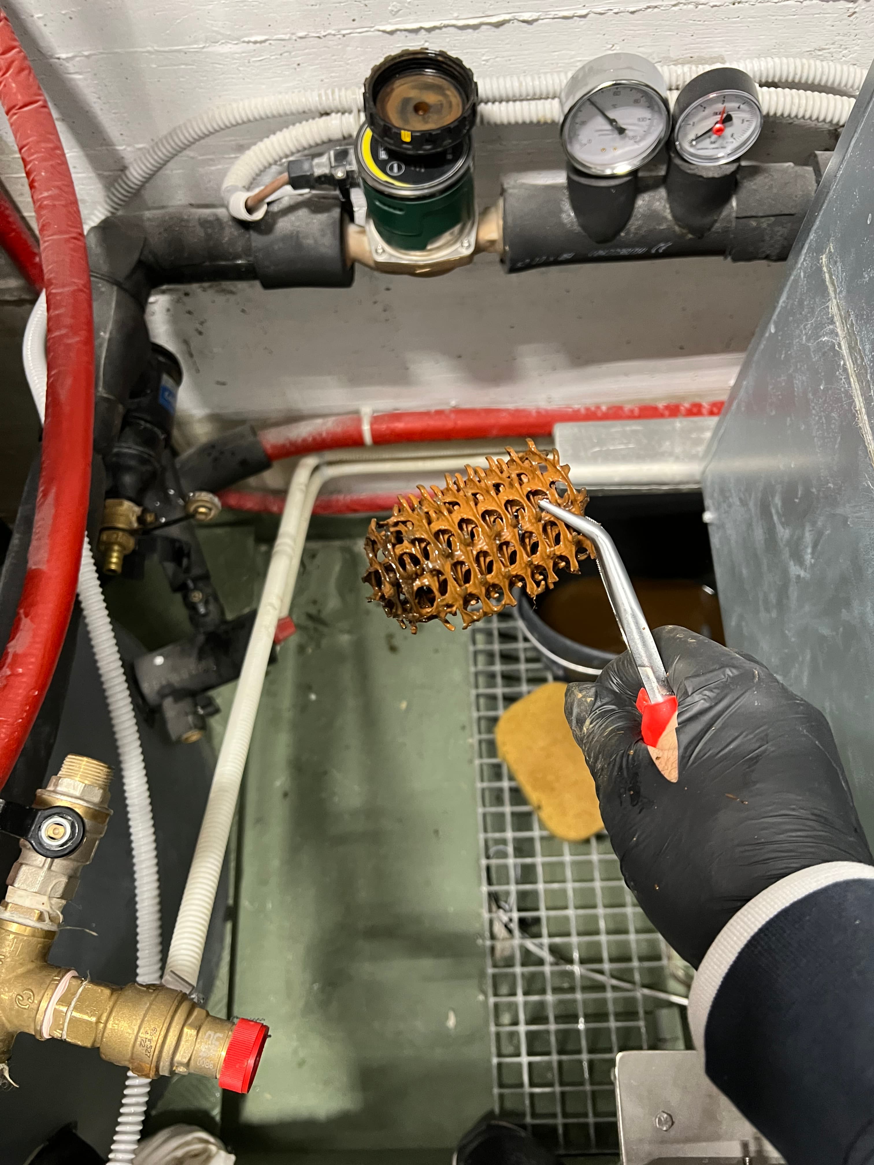 Checking gauges and filter on the system